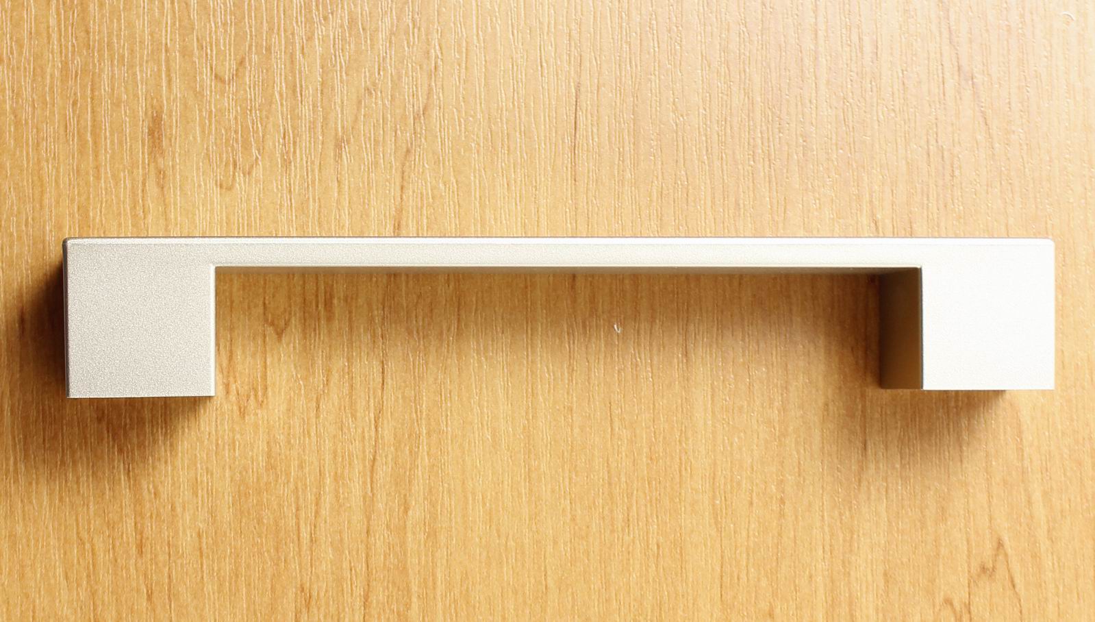 12780 - Úchytka plast rozteč 128mm nikl efekt