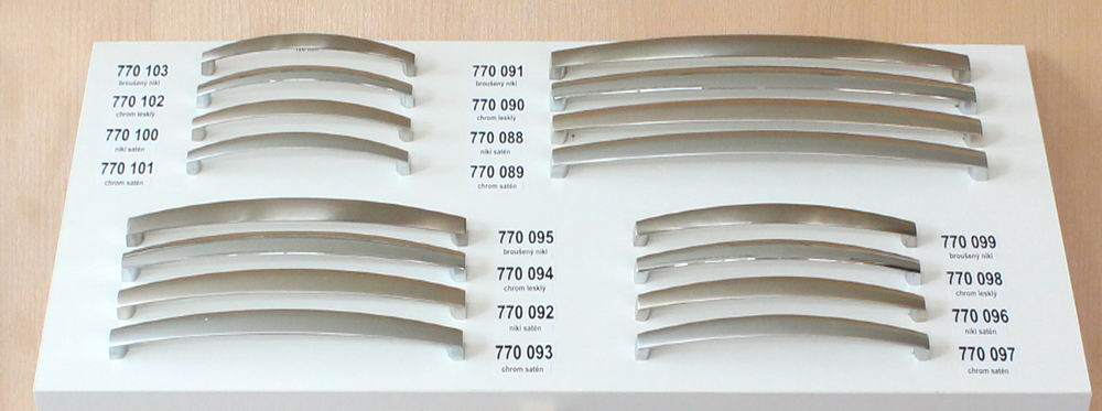 770088 - úchytka rozteč 256mm / Satén nikl