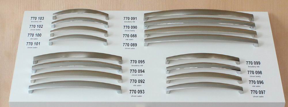 770091 - úchytka rozteč 256mm / Broušený nikl