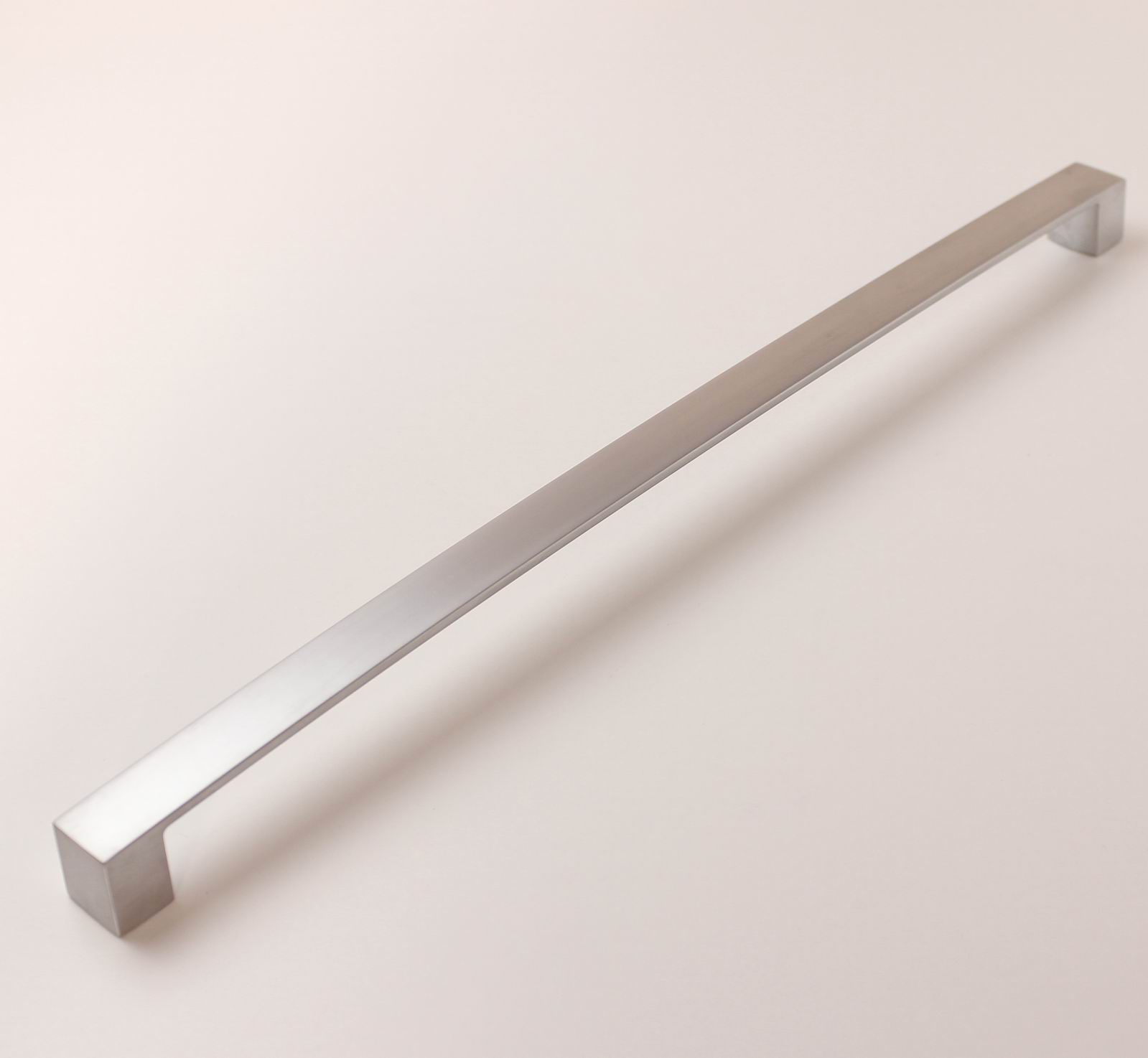 770133 - úchytka rozteč 384mm / Satén chrom