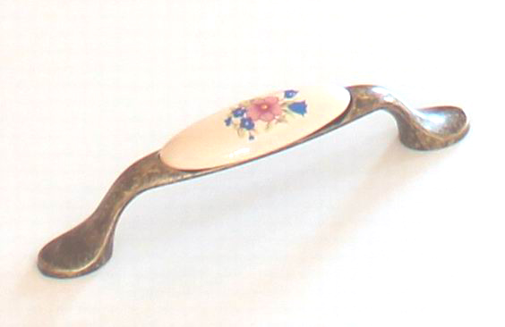 81023 - úchytka staromosaz 96mm porcelán/bar.kytka