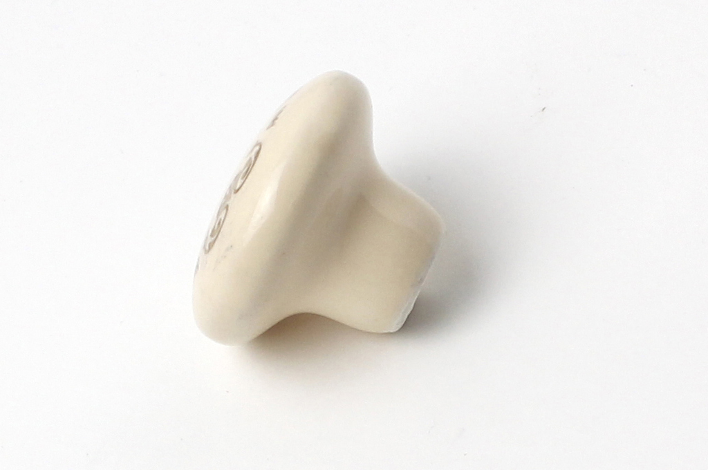 81035 - knopka 38mm porc.slon. kost/zlatý ornament