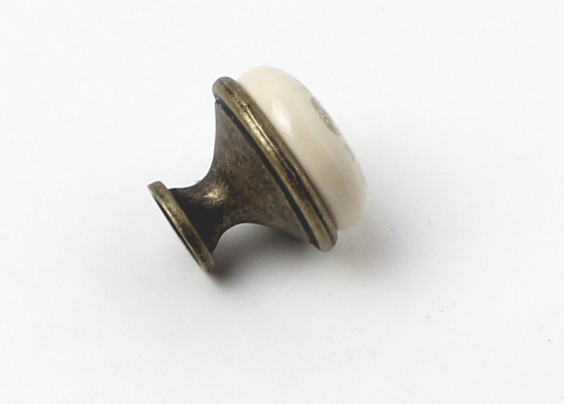 81038 - knopka 28mm porc.slon. kost/zlatý ornament