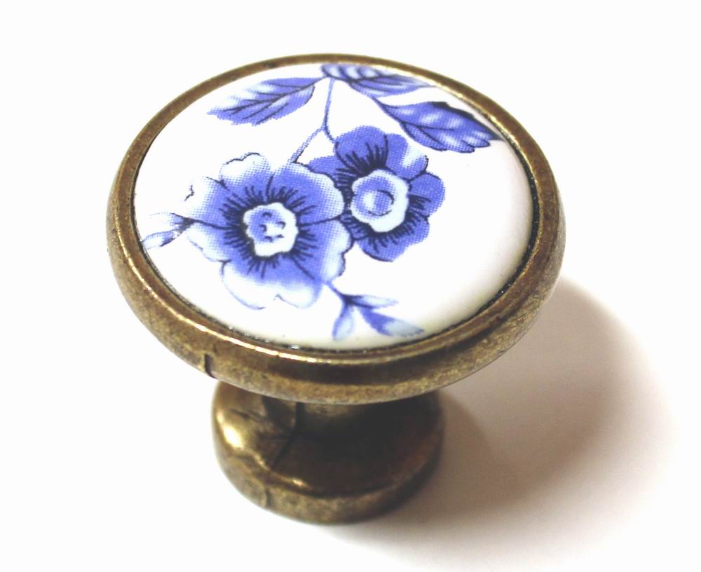 91027 - Knopka 30,5mm, staromosaz, porcelán /cibulák