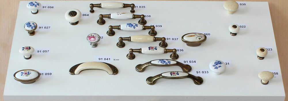 91031 - Knopka porcelán bílý s modrý květ, pr.38mm, cibulák