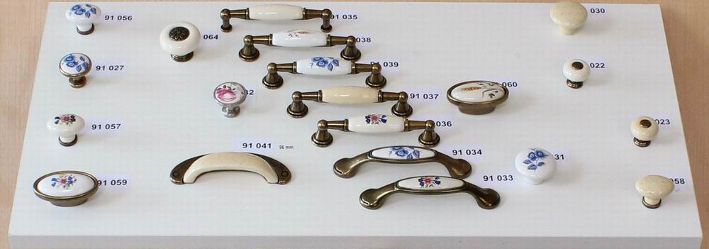 91033 - Úchytka 96mm staromosaz+porcelán kytka
