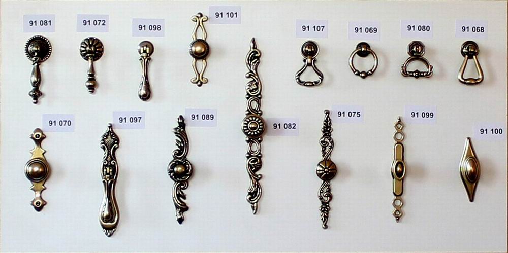 91081 - úchytka visací 80x32mm staromosaz