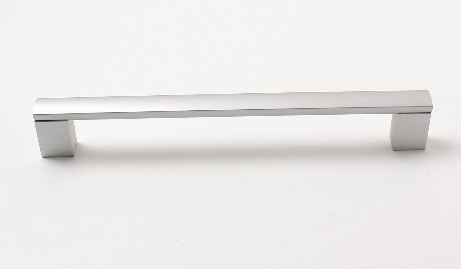 91411- úchytka 224mm AL