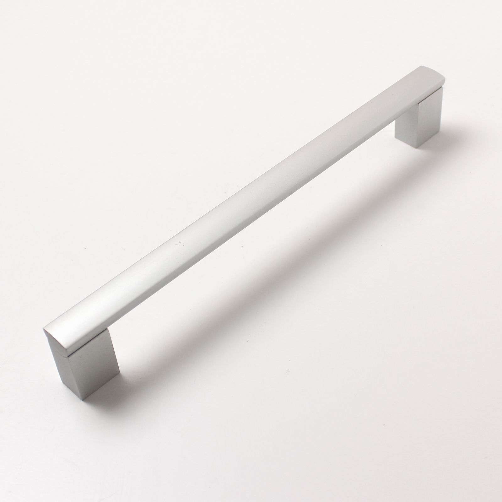 91411- úchytka 224mm AL